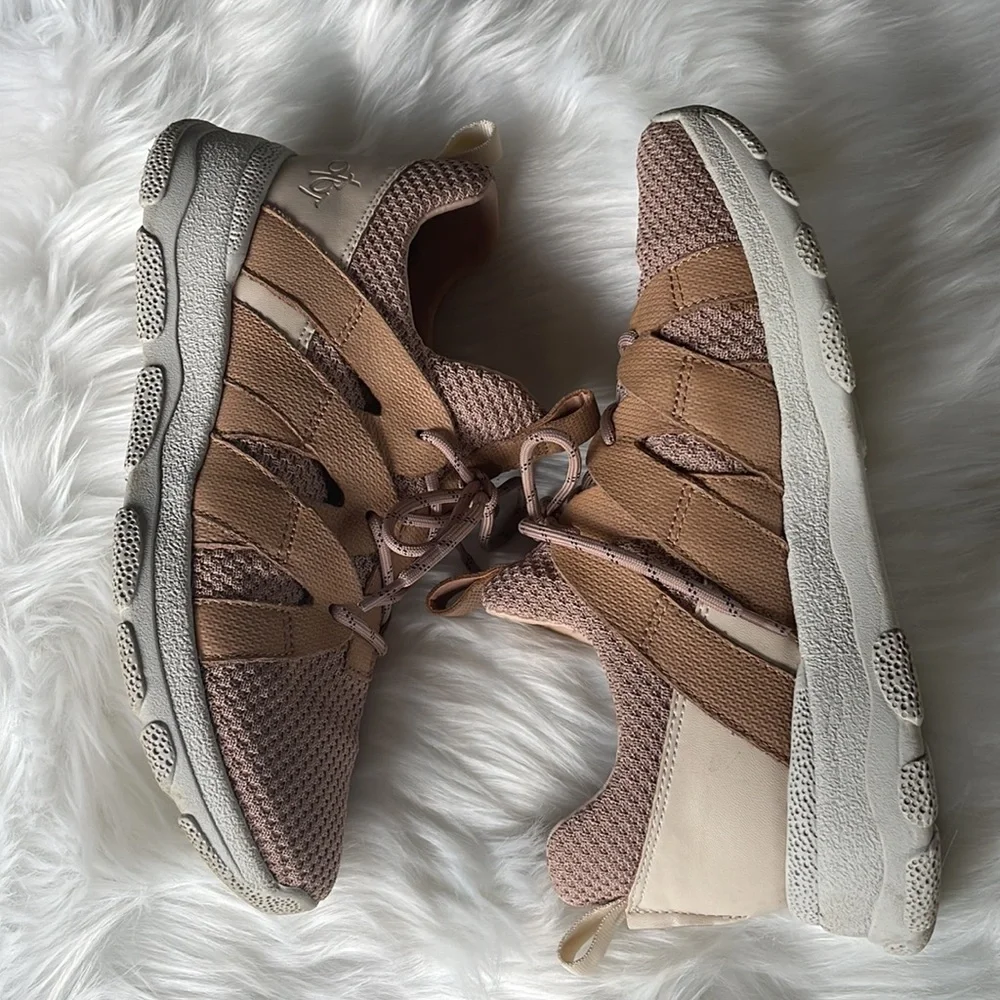 OTBT unison sneaker salmon blush EUC‎ Size 9